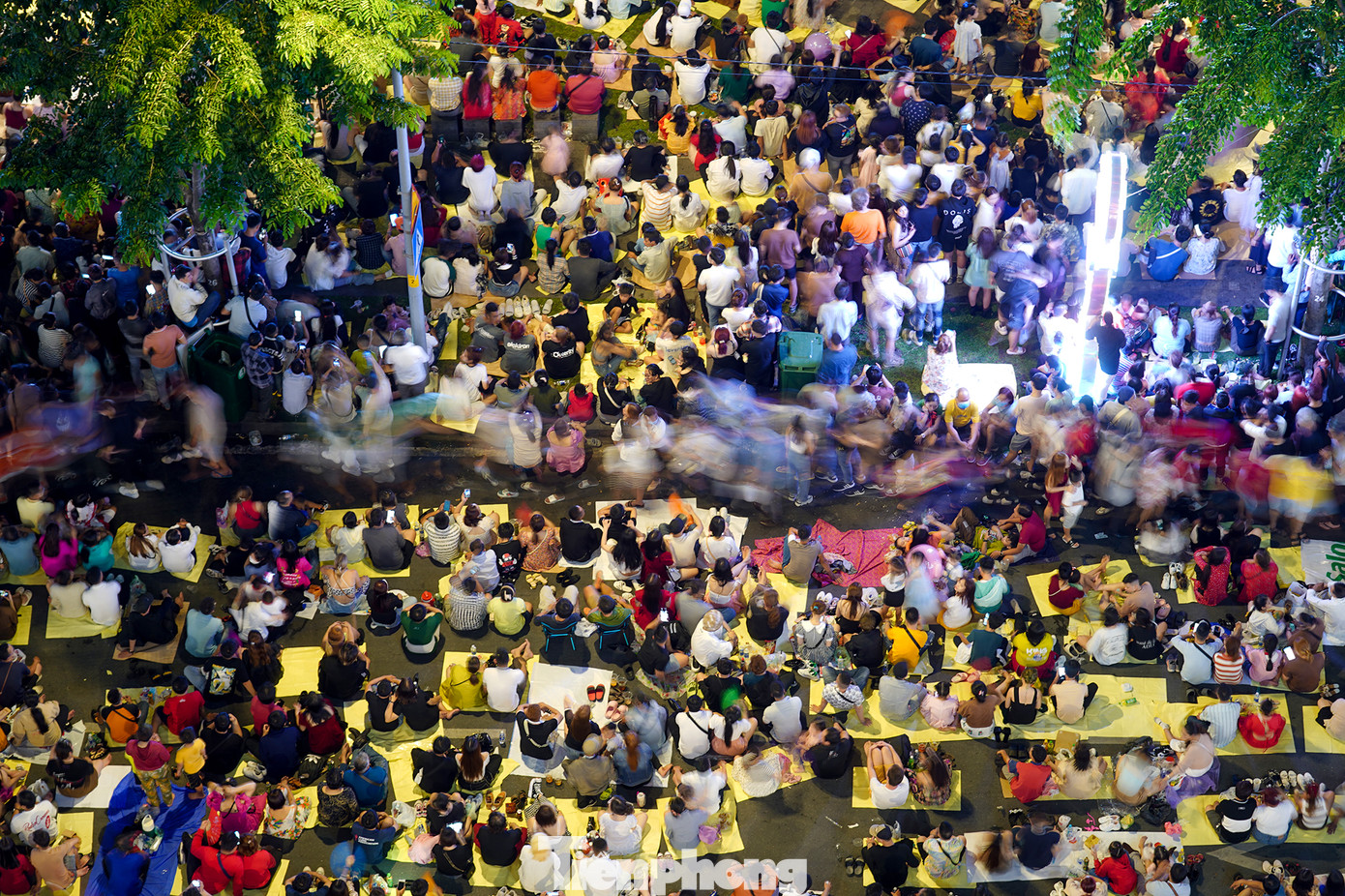 Đường Tôn Đức Thắng chỉ còn lại một khoảng nhỏ dành cho người đi bộ.