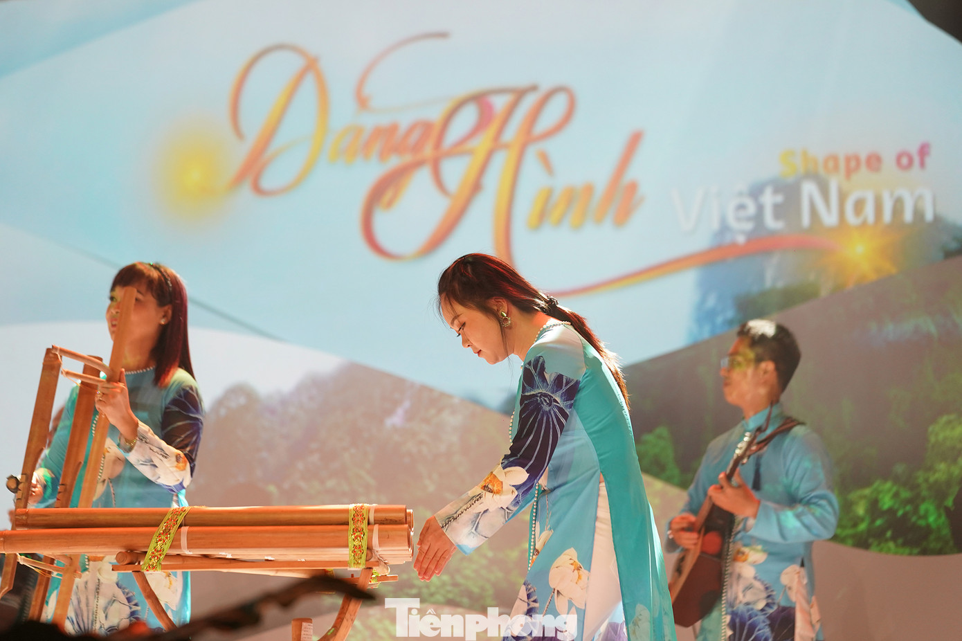 Lồng ghép vào đó là lời chào ý nhị đến bạn bè quốc tế.