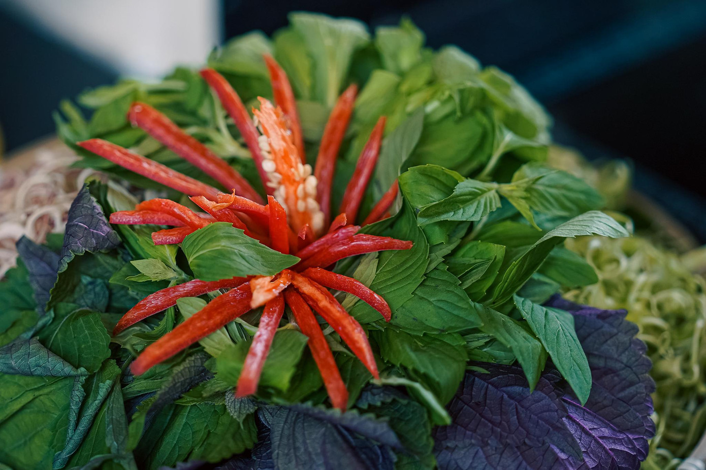 Rau ăn kèm sẽ có rau thơm, bắp chuối, rau muống bào, cải con...