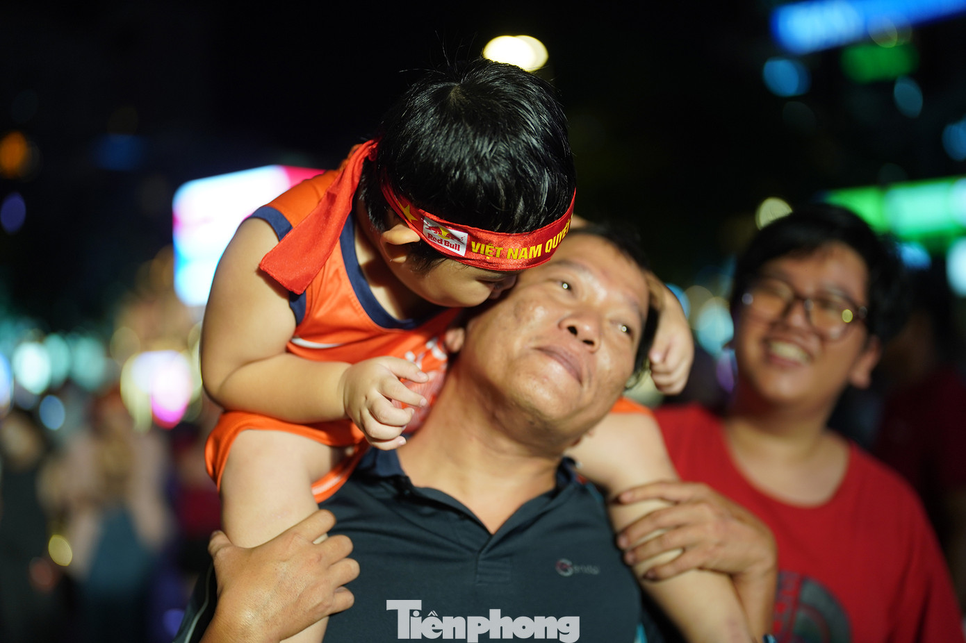 Bàn thắng của nữ cầu thủ Việt Nam mang lại cảm xúc cho nhiều người. Trong ảnh, một em bé ôm hôn cha sau khi Thanh Nhã nâng tỉ số lên 2-0.