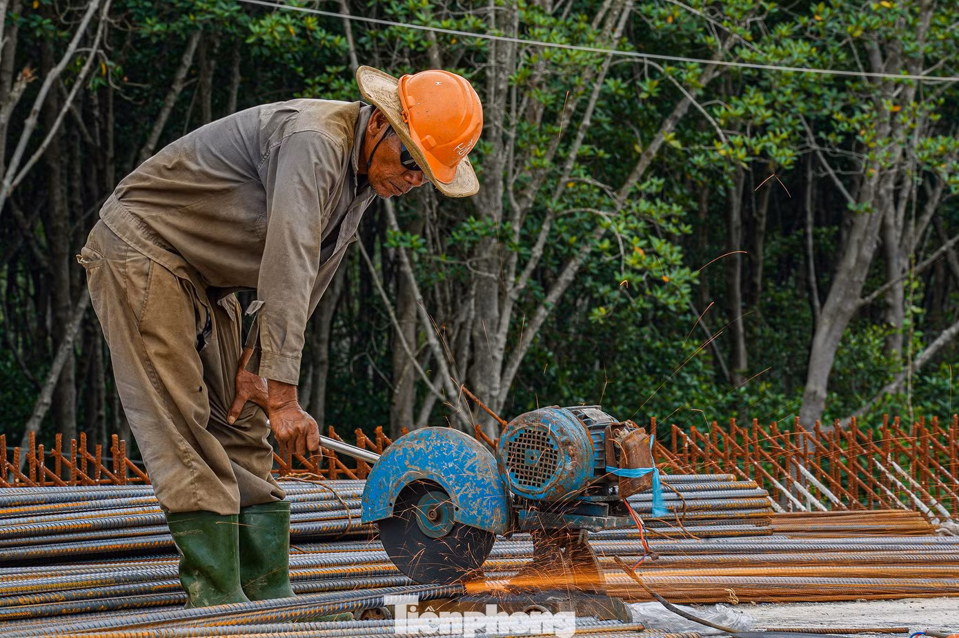 Những ngày qua, công nhân thi công tất bật tại công trình thuộc xã Phước Thái, huyện Long Thành.