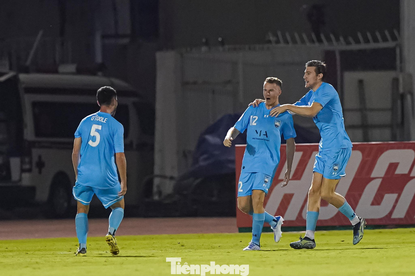 Phút thứ 60, cầu thủ vào sân thay người là Buhagiar đã tận dụng tốt cơ hội để đánh đầu gỡ hòa 1-1 cho Sydney FC.