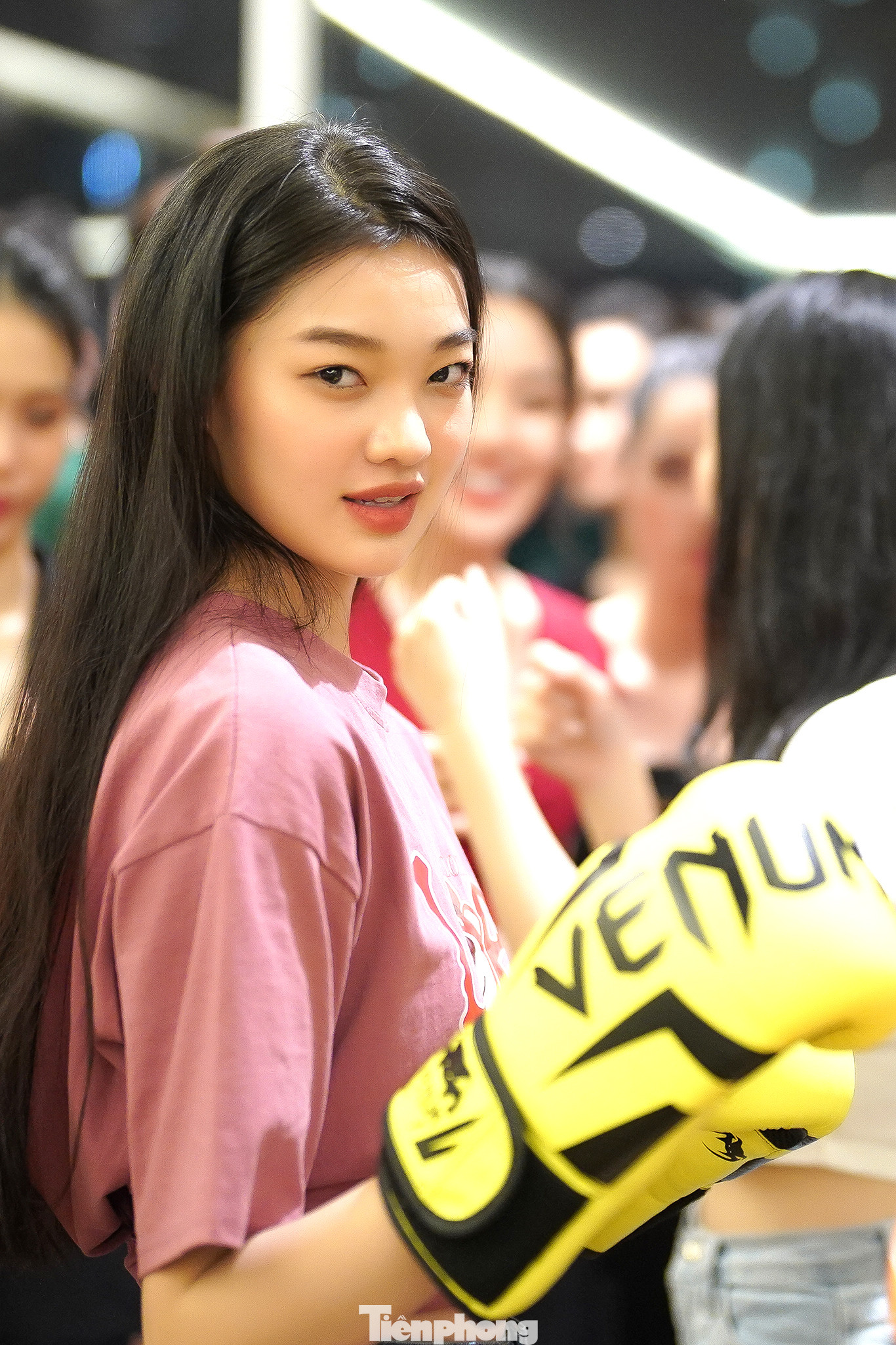 Ánh mắt thần thái của Bé Quyên trong buổi tập luyện. Với nhiều người, cô không phải là nhan sắc nhìn vào là thấy đẹp ngay. Nhưng càng ngắm, ở Bé Quyên có nét đẹp đặc biệt, không lẫn với bất kỳ cô gái nào. Đó là lý do giúp cô tiến sâu và vào Top 10 Hoa hậu Việt Nam 2022.