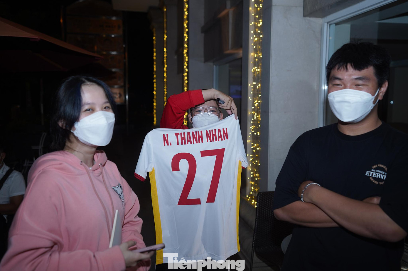 Bạn Phan Thành Nhân, ngụ quận 1 cùng những người bạn của mình chuẩn bị chiếc áo cầu thủ cùng tên để xin chữ ký.