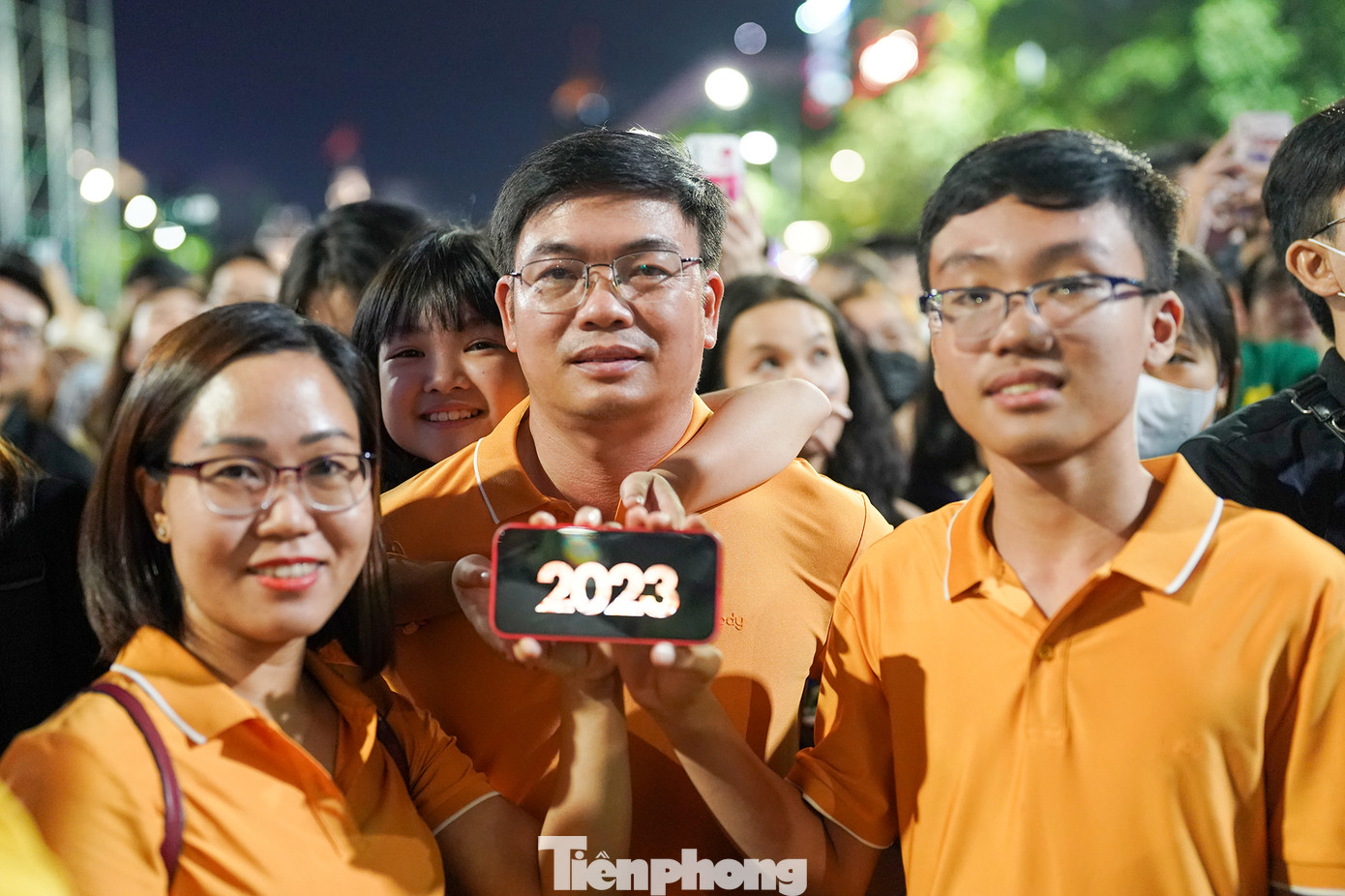 Gia đình 4 thành viên của chị Vũ Thị Oanh đã có mặt tại phố đi bộ Nguyễn Huệ từ chiều 31/12 để xem pháo hoa, chào đón năm mới 2023.