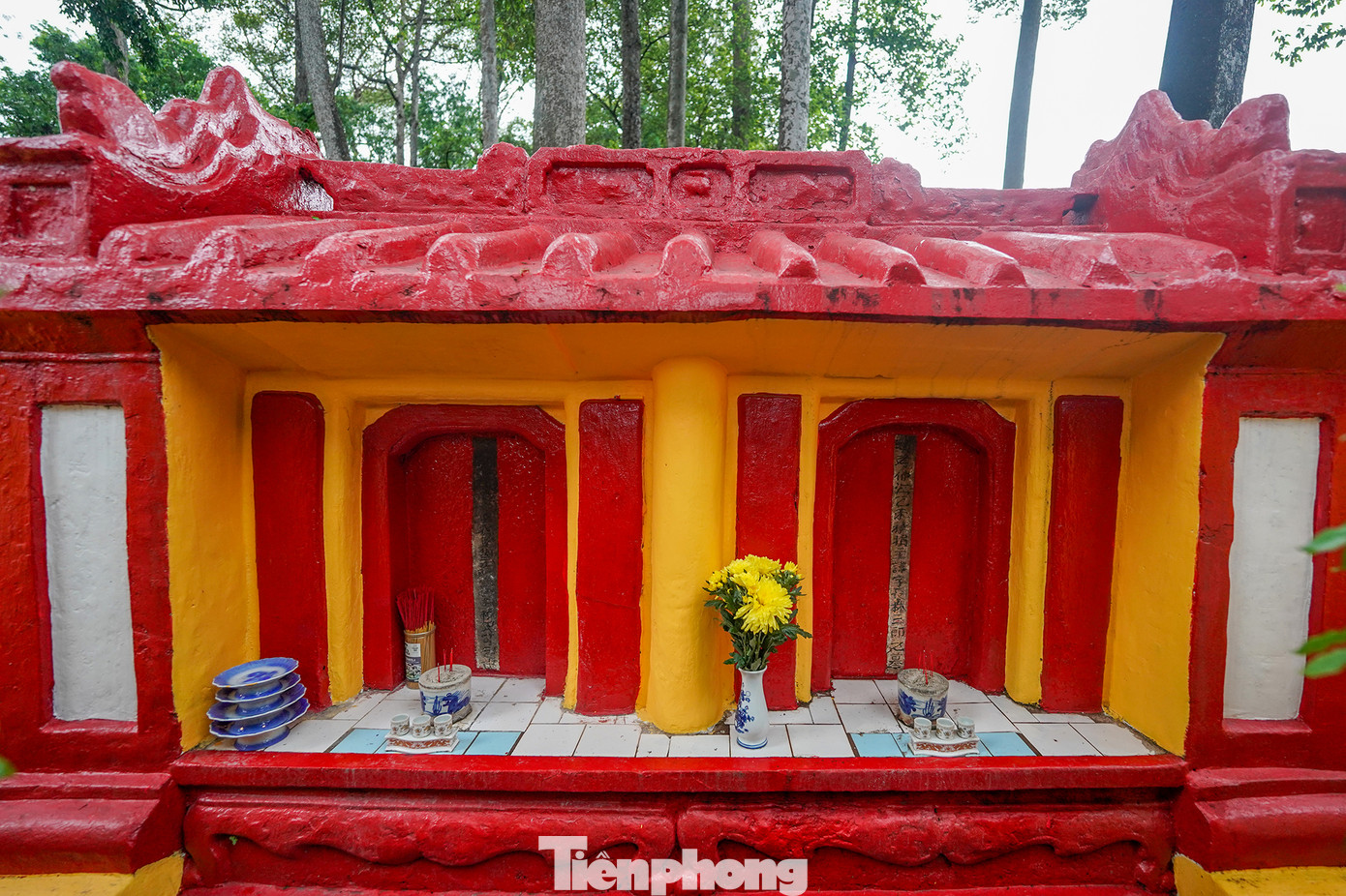 Khu mộ cổ này xây dựng theo cấu trúc lăng song táng khép kín cầu kỳ. Theo một số ghi chép, những chữ còn sót lại trên tấm bia chữ Hán, đây là mộ của ông Lâm Tam Lang (tự "Nguyên Thất", mất vào mùa thu năm Ất Mão 1795) và bà Mai Thị Xã (vợ ông). Họ Lâm người gốc Quảng Đông, Trung Quốc. Hậu duệ của ông đáng chú ý có Phó lãnh binh Lâm Quang Ky (đời thứ 4) - phó tướng của anh hùng dân tộc Nguyễn Trung Trực và Lâm Đình Phùng (tức nhạc sĩ Lam Phương, đời thứ 7).