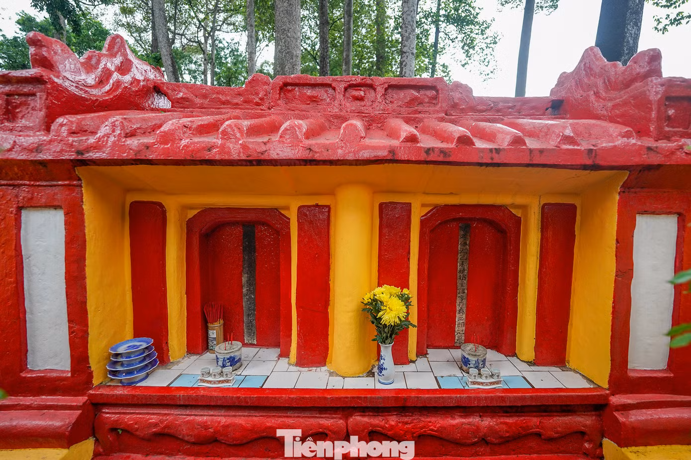 Khu mộ cổ này xây dựng theo cấu trúc lăng song táng khép kín cầu kỳ. Theo một số ghi chép, những chữ còn sót lại trên tấm bia chữ Hán, đây là mộ của ông Lâm Tam Lang (tự "Nguyên Thất", mất vào mùa thu năm Ất Mão 1795) và bà Mai Thị Xã (vợ ông). Họ Lâm người gốc Quảng Đông, Trung Quốc. Hậu duệ của ông đáng chú ý có Phó lãnh binh Lâm Quang Ky (đời thứ 4) - phó tướng của anh hùng dân tộc Nguyễn Trung Trực và Lâm Đình Phùng (tức nhạc sĩ Lam Phương, đời thứ 7).