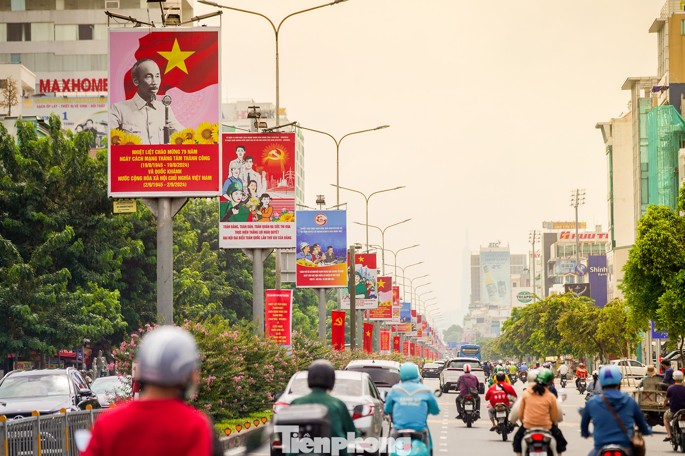 Trục đường Cộng Hoà (quận Tân Bình) hướng thẳng về sân bay Tân Sơn Nhất rợp sắc đỏ của cờ Tổ quốc, băng rôn... mừng hai ngày lễ lớn của đất nước. Trục đường Cộng Hoà (quận Tân Bình) hướng thẳng về sân bay Tân Sơn Nhất rợp sắc đỏ của cờ Tổ quốc, băng rôn... mừng hai ngày lễ lớn của đất nước.