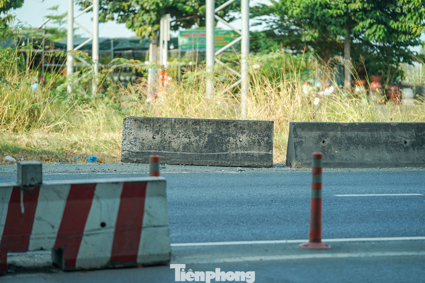 &quot;Cả một con đường mà có tới mấy kiểu con lươn, nhìn chẳng đẹp tí nào. Đúng là áo rách khéo vá, hơn lành vụng may&quot;, bà Lê Thị Thu Oanh, bán quán nước gần trung tâm hành chính TP. Thủ Đức chia sẻ.