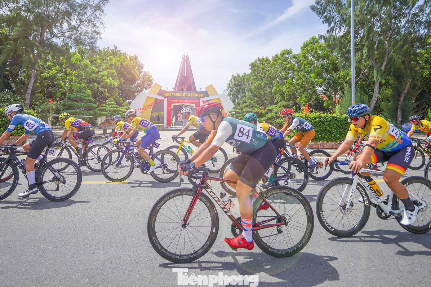 Các tay đua đang qua các cung đường đẹp của thị trấn Cần Thạnh như Lương Văn Nho, Đào Cử, Tắc Xuất, Duyên Hải...