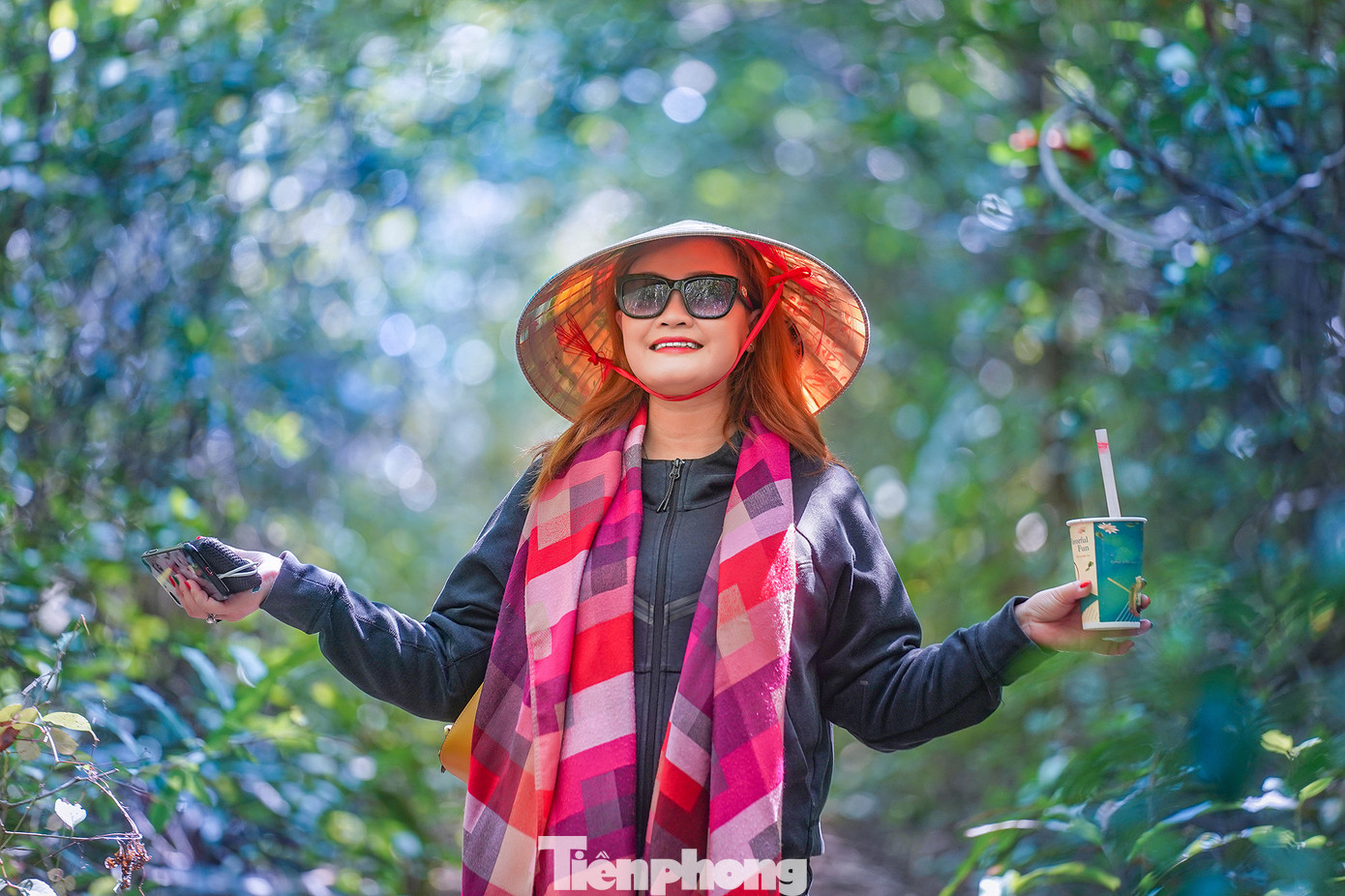 Sau khi đạp xe, du khách dừng chân tại cung đường Hiking thưởng thức món si rô của nhà cô Mười Giạ (chuyên nước mát, homestay). Tại đây, sau khi nghe giới thiệu về trái si rô và thưởng thức ly si rô mát ngọt, du khách sẽ được "tắm rừng" trong cung đường Hiking.