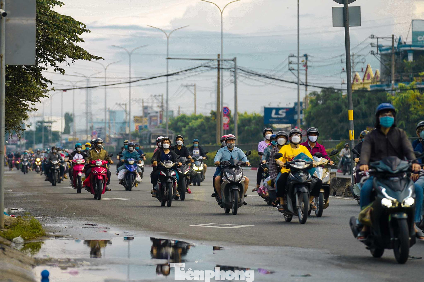 Càng về chiều, phương tiện càng đông.