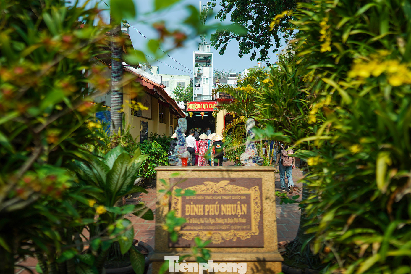 Độc đáo của tour là mang lại cho du khách không gian trầm lắng, bình yên giữa một phố thị đông đúc. &quot;Rất độc đáo và bất ngờ, tôi là người dân Phú Nhuận, ở đây trên 30 năm nhưng không nghĩ nơi mình sống đẹp như thế. Khi trên xe buýt len qua dòng phương tiện đông đúc, du khách sẽ cảm nhận được sự năng động của một thành phố hiện đại nhất cả nước. Nhưng khi xuống xe, đi bộ vào các điểm đến thì cái ồn ào của phố thị không còn. Nếu nói vui, tour &apos;Nơi ta tìm về&apos; có sự bình yên giữa lòng phố thị&quot;, bà Trần Thị Giá, Bí thư chi bộ Khu phố 3, phường 8, quận Phú Nhuận, thành viên trải nghiệm chia sẻ.