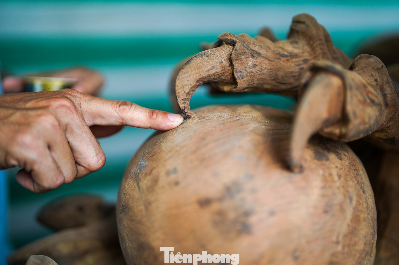 Đây là chi tiết khá thú vị và mất khá nhiều thời gian khi tạc chân rồng đặt lên quả cầu. Bởi đây là gỗ nguyên khối, chi tiết này không được chắp vá nên đội ngũ thợ phải mất nhiều thời gian cho việc khoét, tạo hình, đánh bóng...
