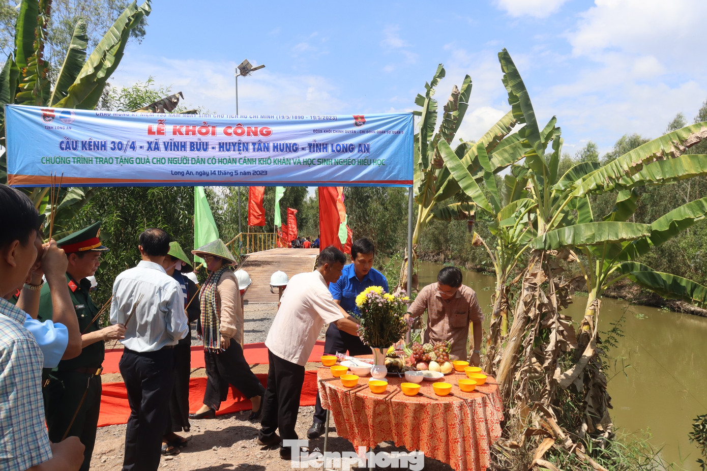 Ban Thường vụ Tỉnh Đoàn Long An cùng bà con ấp Võ Văn Be chuẩn bị cho lễ khởi công. "Các hoạt động này thể hiện một thông điệp rất sâu sắc đến bà con quê mình đó là tinh thần đoàn kết, chia sẻ và xây dựng cộng đồng của các bạn đoàn viên thanh niên và các mạnh thường quân. Chúng tôi mong muốn, sự nỗ lực đó sẽ giúp cho người dân nơi đây có một cuộc sống tốt đẹp hơn", anh Trần Hải Phú nói.