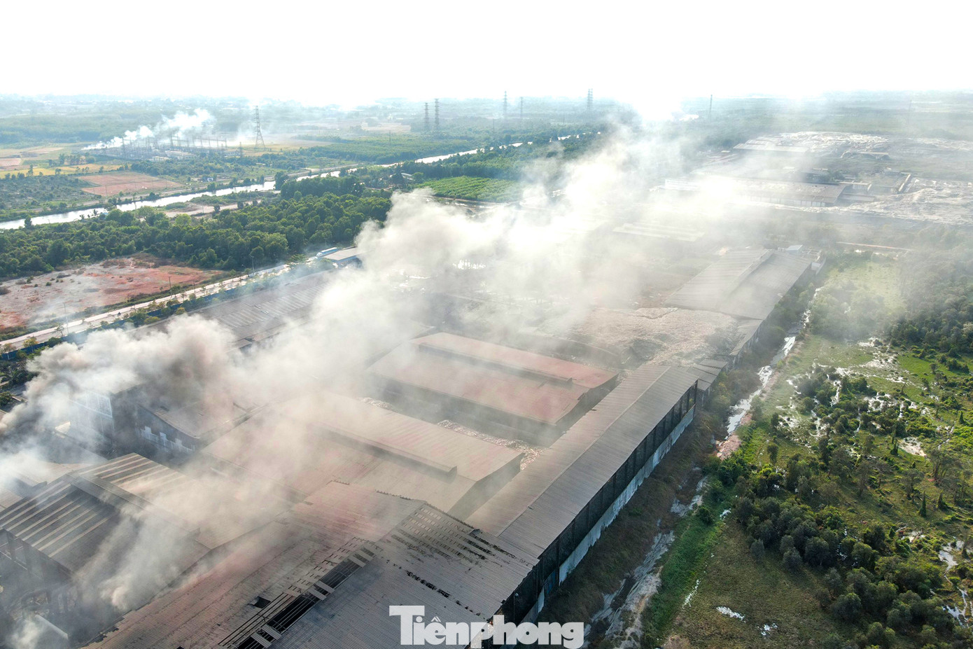 Khói bụi đốt rác bay xuống hạ lưu từ khu liên hợp xử lý chất thải rắn Tây Bắc. Khói bụi đốt rác bay xuống hạ lưu từ khu liên hợp xử lý chất thải rắn Tây Bắc.