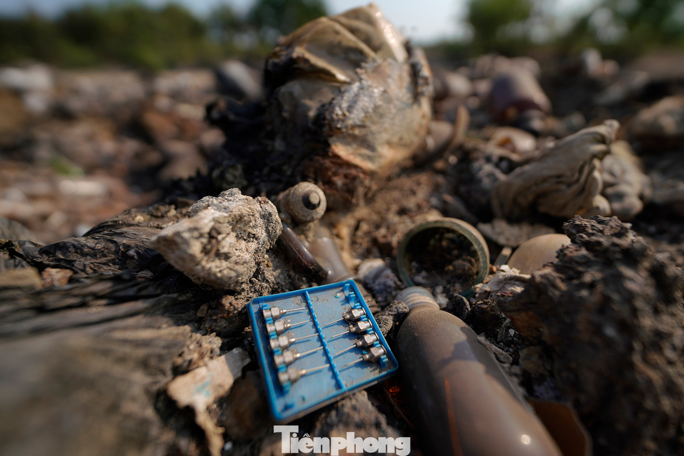 Bên cạnh đó, nhiều loại rác sắt nhọn nguy hiểm vẫn còn nằm khắp nơi trên bãi rác lậu này. Cơ quan chức năng huyện Đức Hoà (tỉnh Long An) tổ chức nhiều đợt thu gom, xử lý, mật phục bắt quả tang, gắn camera giám sát... Tuy nhiên, tình hình xả rác vẫn chưa chấm dứt.