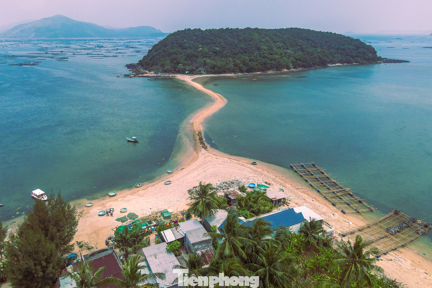 Đi dọc dải đất miền Trung theo quốc lộ 1A, không khỏi ngỡ ngàng khi bắt gặp một vùng non xanh nước biếc trù phú, nằm yên ả bên bờ vịnh Xuân Đài.