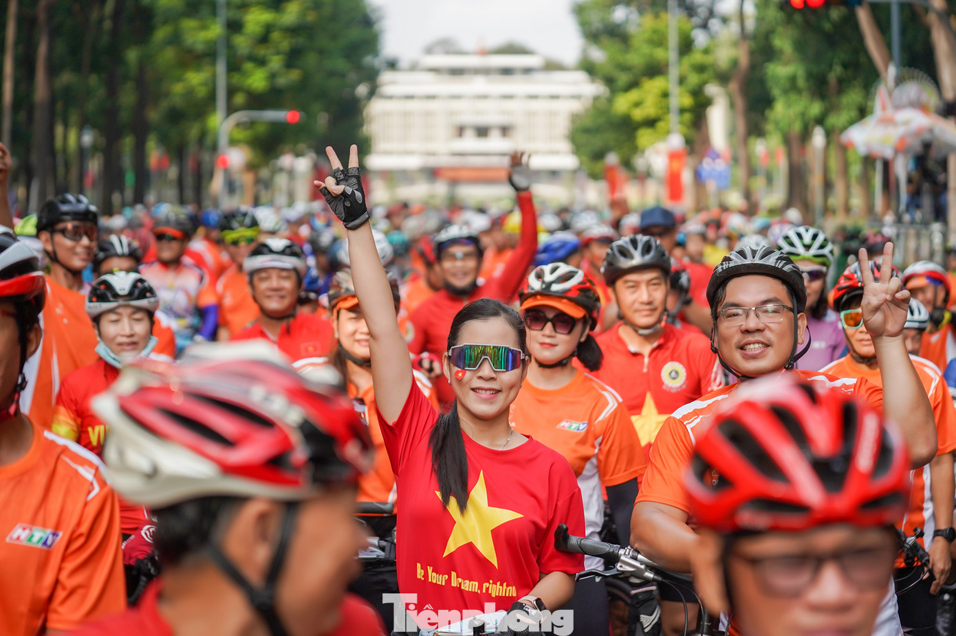 Chị Nguyễn Thị Ngọc Phi (đang công tác tại trường mầm non Tuổi Hồng) háo hức cùng các đồng nghiệp tham hoạt động đạp xe diễu hành.