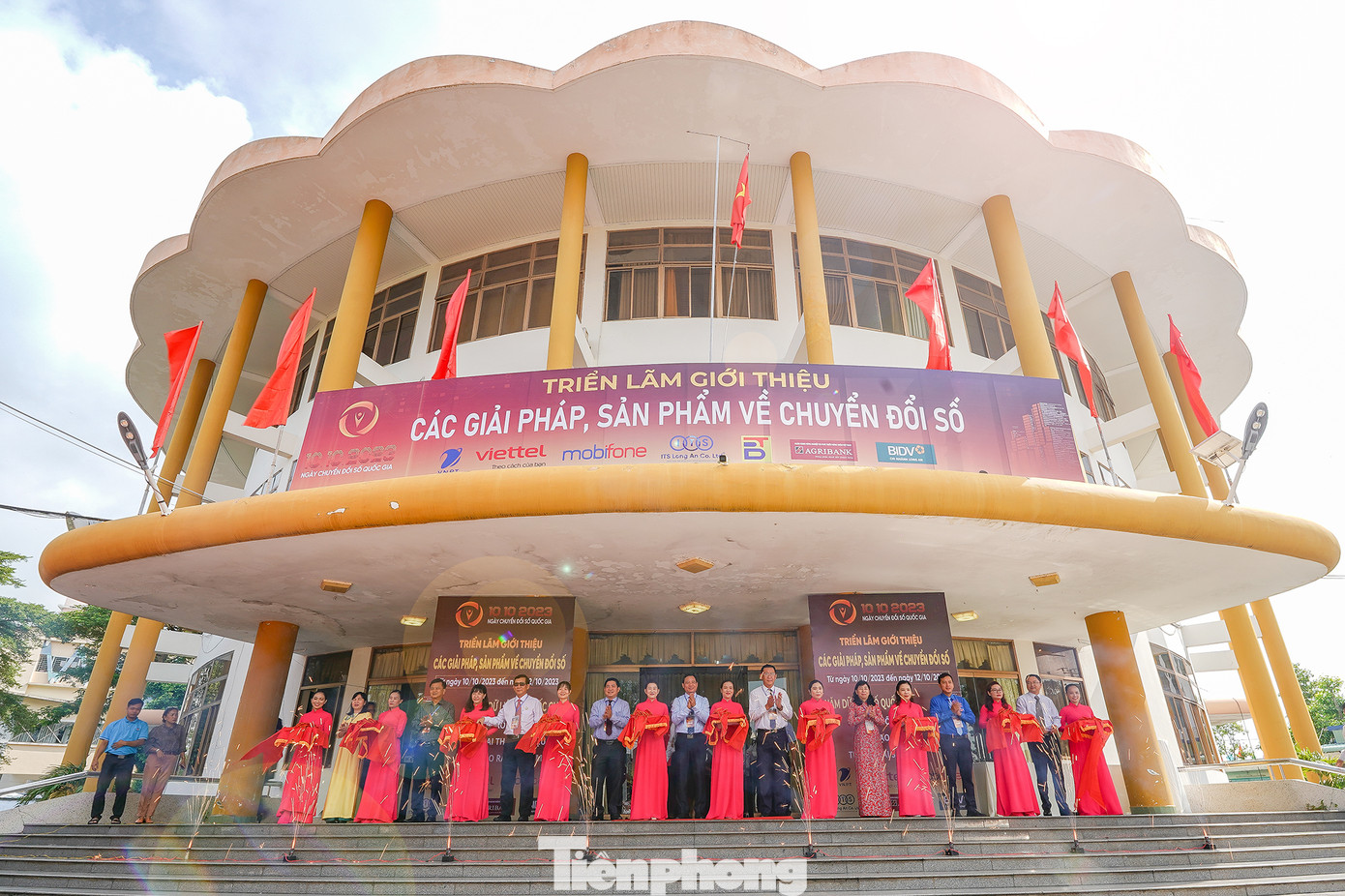 Triển lãm có sự phối hợp cùng các doanh nghiệp công nghệ số khai mạc chương trình triển lãm giới thiệu các giải pháp, sản phẩm về chuyển đổi số.