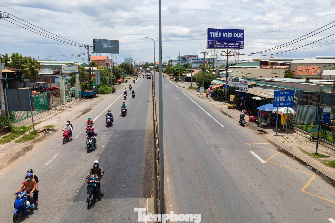 Khu vực giáp ranh TPHCM và tỉnh Long An, lượng phương tiện tham gia giao thông tăng dần lên từ sáng 4/9.