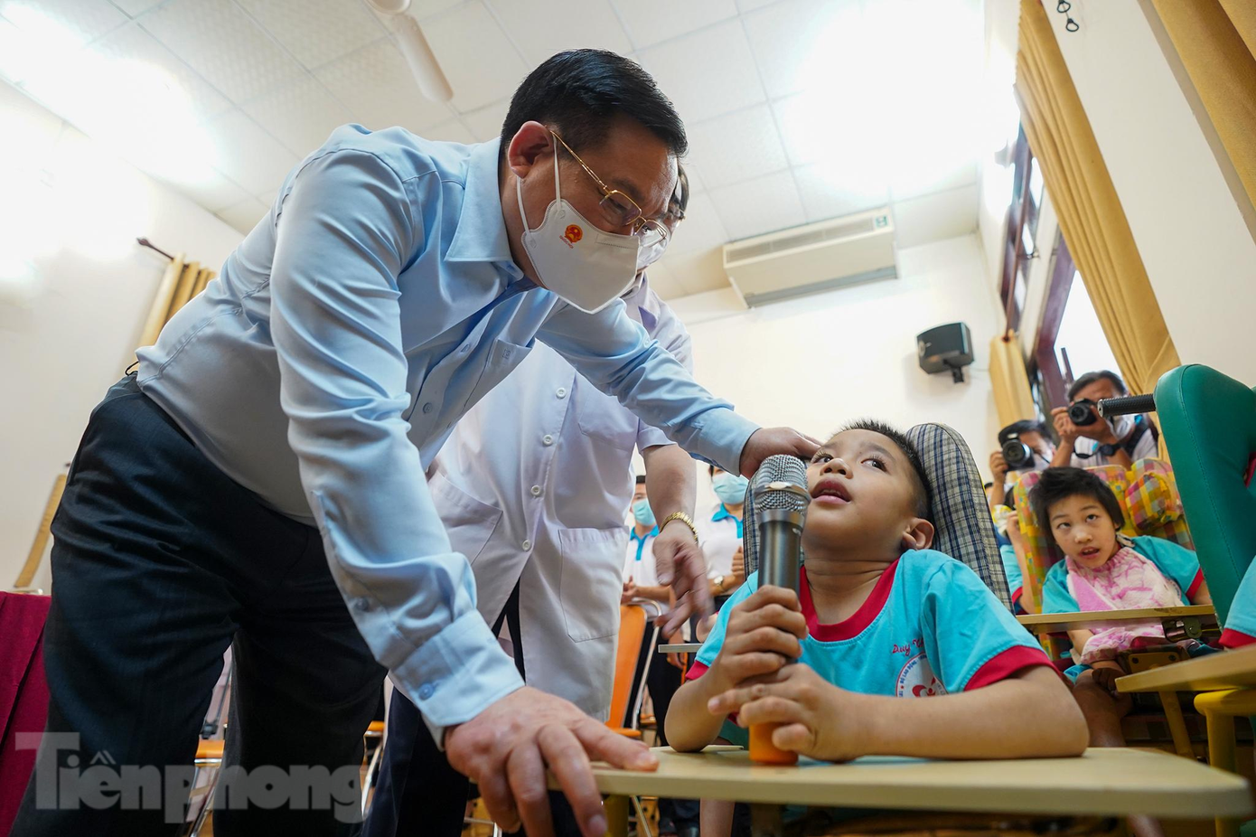 Theo bác sĩ Thắng, các bé có thể cầm mic hát được như thế này là thành quả của cả quá trình tập luyện, điều trị của của thầy cô trung tâm.