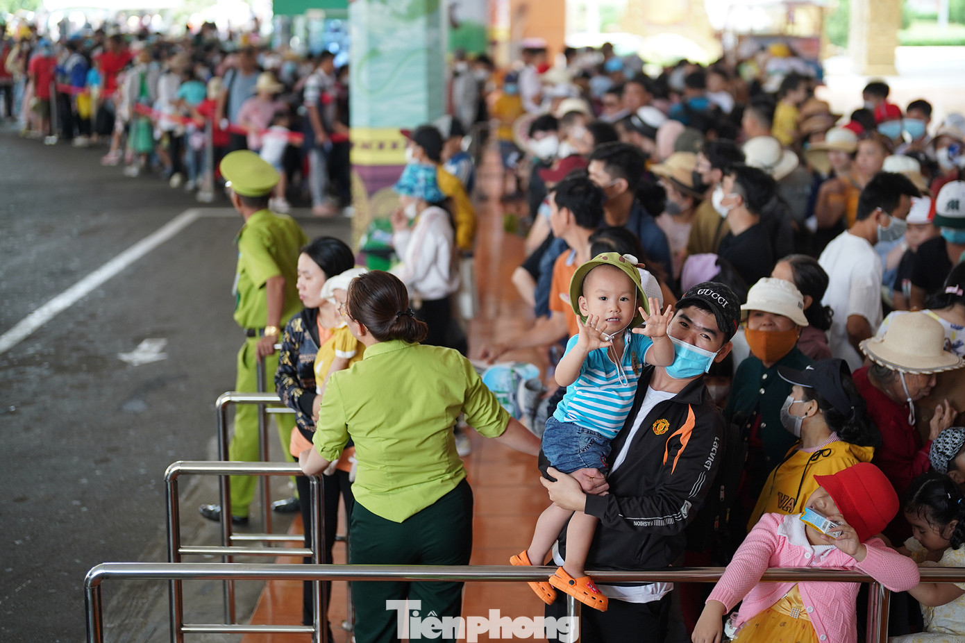 Anh Trịnh Thiệu Thiên Hoà (ngụ Đồng Nai) lên đây từ sớm nhưng vẫn vất vả xếp hàng vì lượng người quá đông. &quot;Tôi lên từ sớm mà hơn tiếng xếp hàng mới vào đến đây, nhà tôi hôm nay đi 11 người và sẽ tổ chức ăn uống ở khu vườn dừa cho mát&quot;, anh Hoà đang bế bé Trịnh Minh Đức chờ lên xe điện chia sẻ.