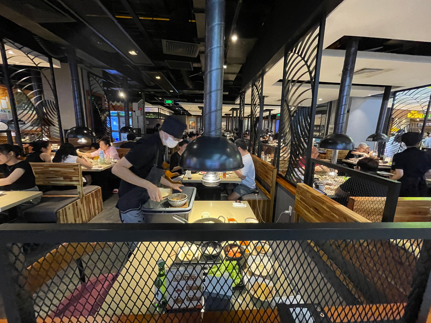 Nhân viên chạy bàn thu dọn cấp tốc, chuẩn bị cho đợt khách mới.