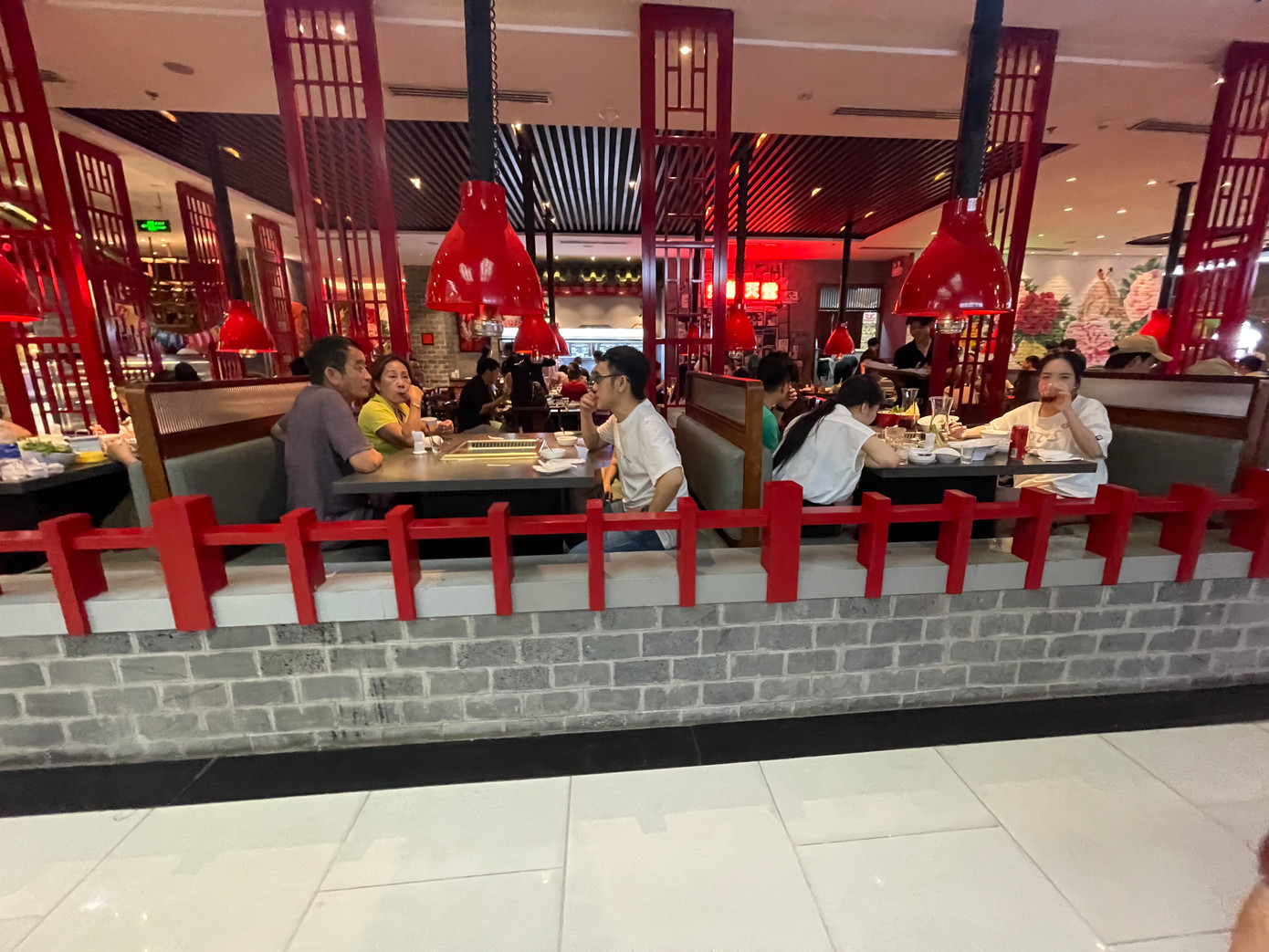 Các nhà hàng trong TTTM hầu như kín chỗ.