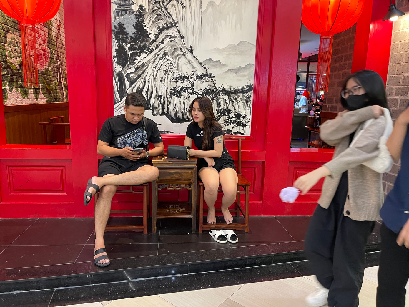 Những chỗ có thể ngồi nghỉ chân đều được tận dụng triệt để.