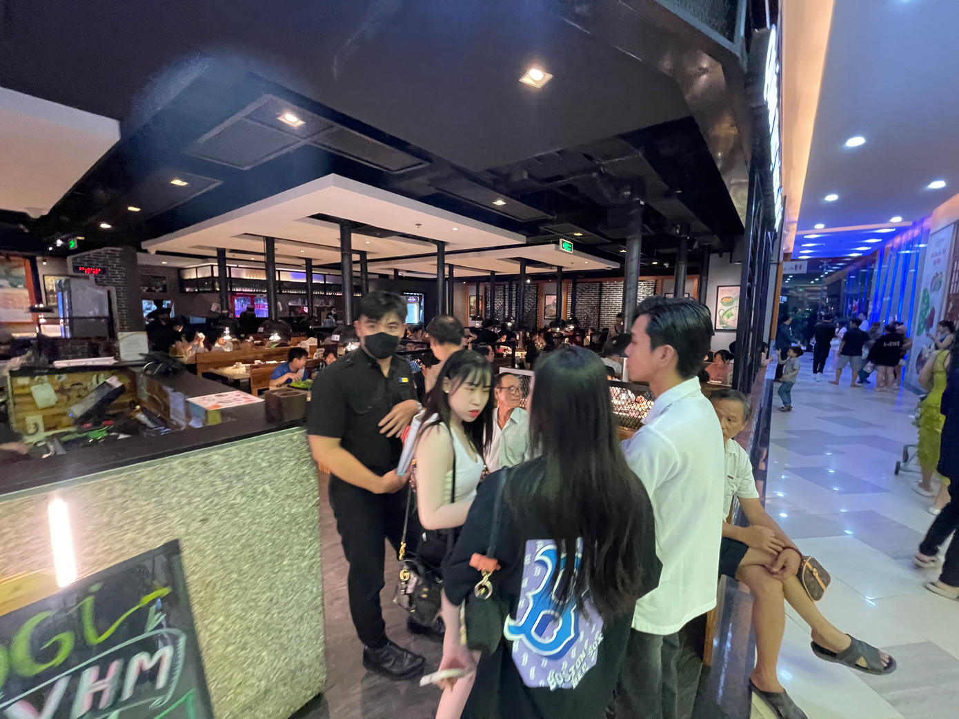 Nhiều hàng quán trong các TTTM luôn trong tình trạng hết chỗ.