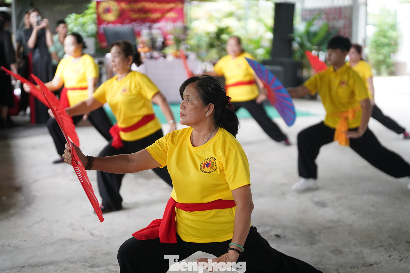 Giới võ thuật dành tặng cho Hồng Gia nam quyền (nằm trong nhóm ngũ đại danh quyền) hai câu thơ nổi tiếng để diễn tả sự uyển chuyển, biến hoá là: &quot;Quyền đi như hổ chuyển - Côn xuất tựa rồng bay&quot;.