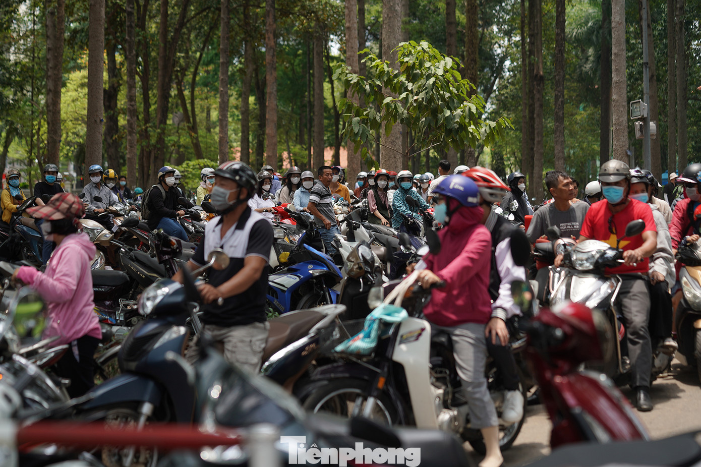 Bãi giữ xe của hội trường Thống Nhất không còn chỗ trống.