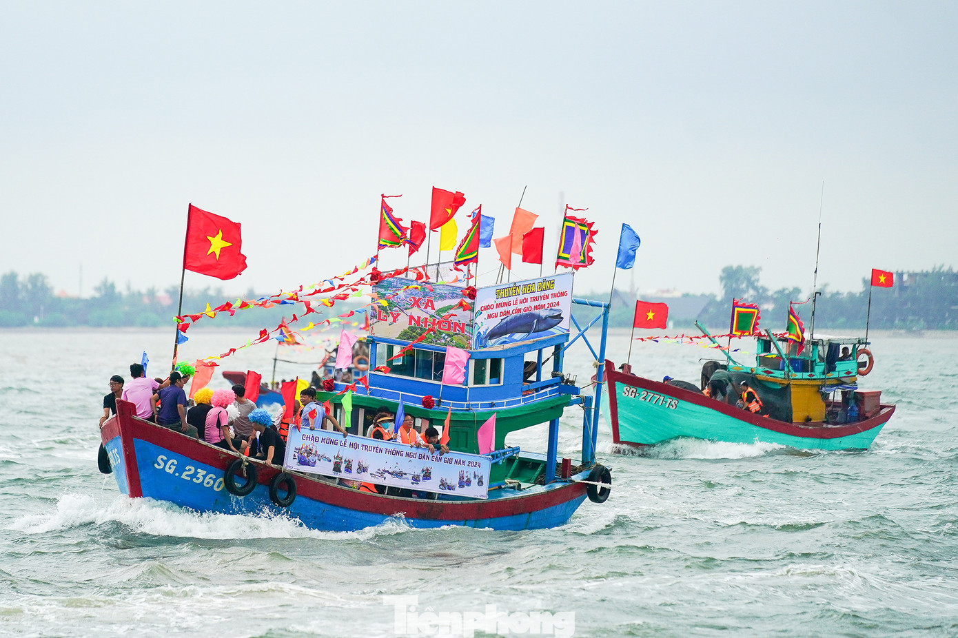 Trên đường quay về, các tàu ngư dân thường mong muốn chạy sát để chạm vào ghe Nghinh Ông lấy may mắn nhưng đều được tổ an ninh chốt chặn, phát loa cảnh báo, không cho tiếp cận.