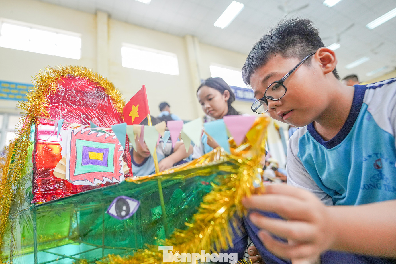 Nhóm các bé của Trường tiểu học Long Thạnh với chiếc đèn lồng hình chiếc thuyền Nghinh Ông.