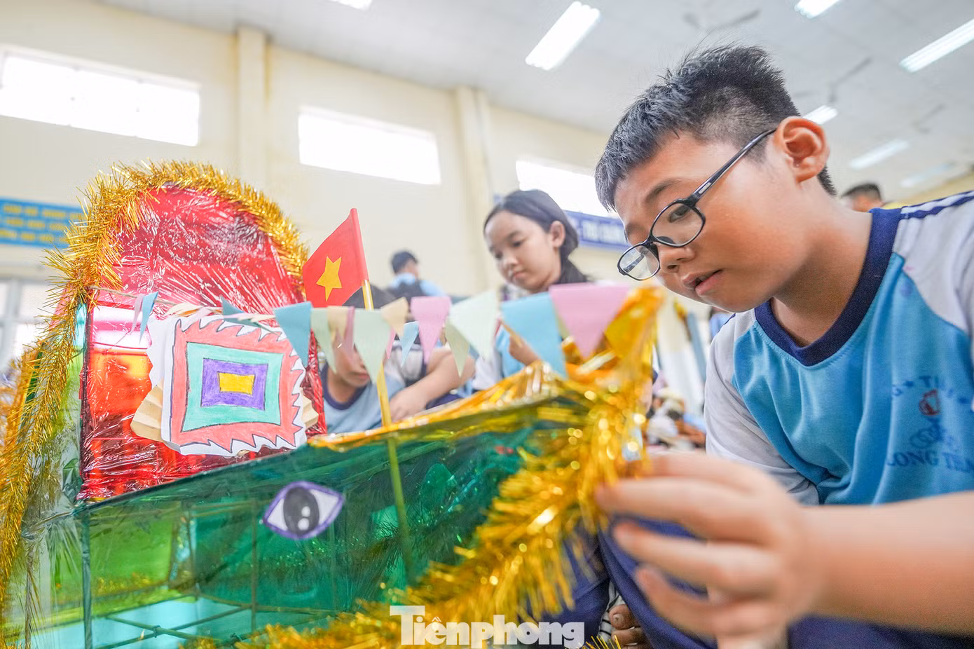 Nhóm các bé của Trường tiểu học Long Thạnh với chiếc đèn lồng hình chiếc thuyền Nghinh Ông.