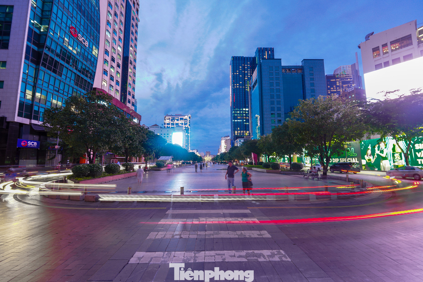 Nút giao Nguyễn Huệ - Lê Lợi là nút giao biểu tượng của TPHCM vì nằm trên hai tuyến đường thuộc dạng đắt đỏ nhất thành phố.