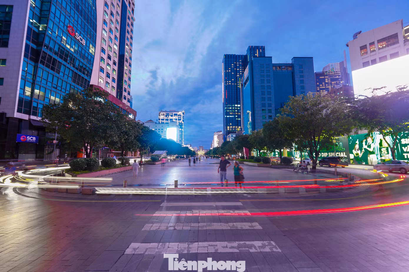 Nút giao Nguyễn Huệ - Lê Lợi là nút giao biểu tượng của TPHCM vì nằm trên hai tuyến đường thuộc dạng đắt đỏ nhất thành phố.