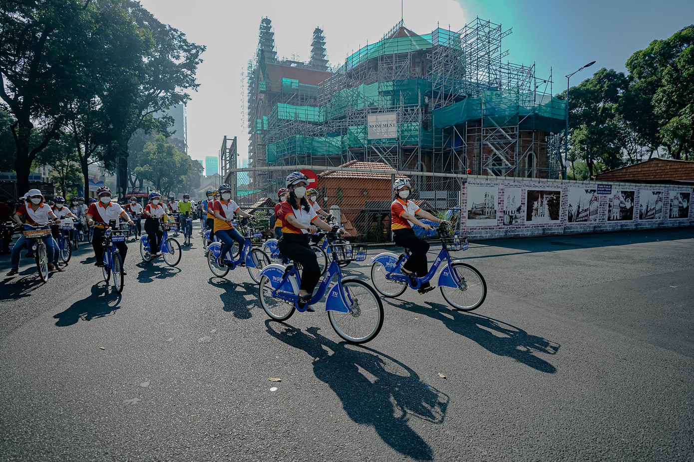 "TPHCM xác định thị trường nội địa giữ vai trò chủ lực trong giai đoạn phục hồi ngành du lịch năm 2022. Song song đó, các doanh nghiệp du lịch - dịch vụ cần khẩn trương chủ động chuẩn bị các điều kiện an toàn để có thể tham gia đón khách quốc tế trở lại TPHCM ngay khi được Thủ tướng Chính phủ cho phép Thành phố đón khách quốc tế nhập cảnh; đồng thời liên kết đón khách quốc tế đến từ các địa phương đã được cho phép theo một chương trình nhiều điểm đến’”, bà Thắng cho biết thêm. "TPHCM xác định thị trường nội địa giữ vai trò chủ lực trong giai đoạn phục hồi ngành du lịch năm 2022. Song song đó, các doanh nghiệp du lịch - dịch vụ cần khẩn trương chủ động chuẩn bị các điều kiện an toàn để có thể tham gia đón khách quốc tế trở lại TPHCM ngay khi được Thủ tướng Chính phủ cho phép Thành phố đón khách quốc tế nhập cảnh; đồng thời liên kết đón khách quốc tế đến từ các địa phương đã được cho phép theo một chương trình nhiều điểm đến’”, bà Thắng cho biết thêm.