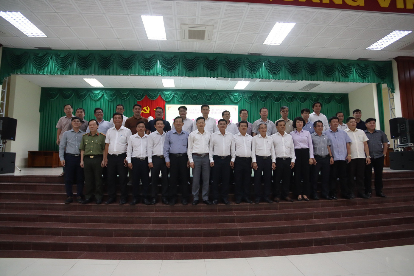 Các đại biểu tham gia tại buổi lễ trao tặng quà các hộ gia đình chính sách khó khăn. Các đại biểu tham gia tại buổi lễ trao tặng quà các hộ gia đình chính sách khó khăn.