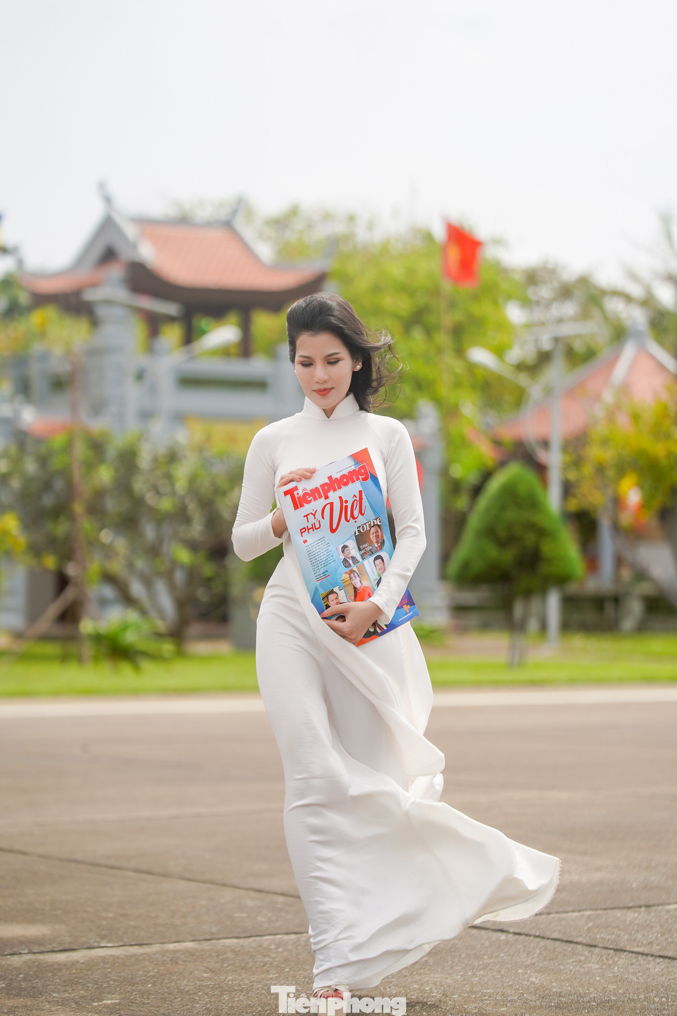 Giọng hát tốp 9 toàn quốc dòng dân ca Sao mai Tiếng hát truyền hình 2013 tự tin khoe dáng trong tà áo dài trên đảo thiêng của Tổ quốc. Giọng hát tốp 9 toàn quốc dòng dân ca Sao mai Tiếng hát truyền hình 2013 tự tin khoe dáng trong tà áo dài trên đảo thiêng của Tổ quốc.