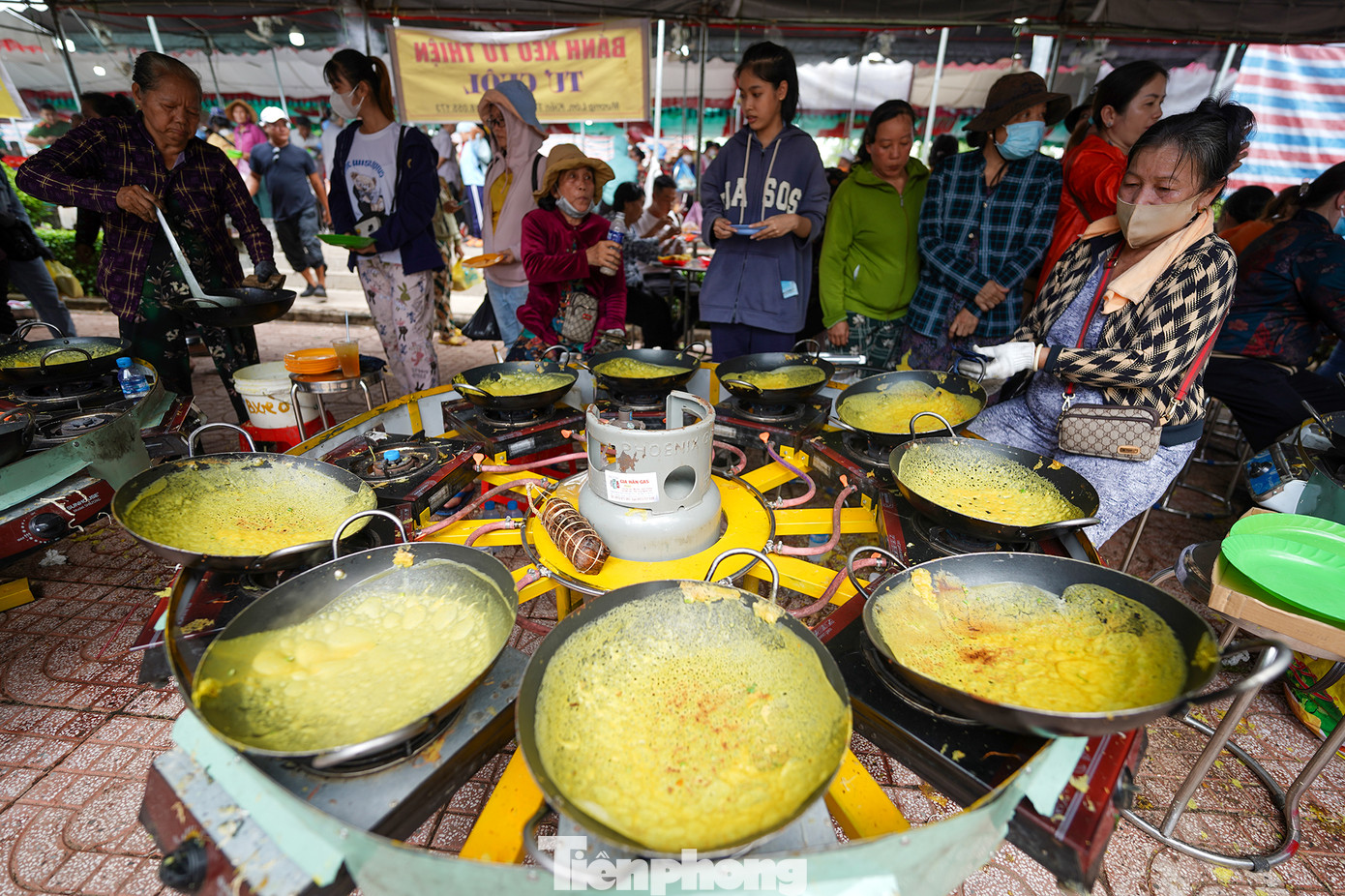 Tuy công việc vất vả nhưng nhóm đổ bánh xèo Tư Cuôl (An Giang) vẫn luôn tươi vui khi phục vụ. "Càng đổ càng vui, chả thấy mệt. Thấy người dân đứng chờ bánh, rồi xin thêm mình tự nhiên quên hết mệt", cô 6 Mai (70 tuổi) chia sẻ. Tuy công việc vất vả nhưng nhóm đổ bánh xèo Tư Cuôl (An Giang) vẫn luôn tươi vui khi phục vụ. "Càng đổ càng vui, chả thấy mệt. Thấy người dân đứng chờ bánh, rồi xin thêm mình tự nhiên quên hết mệt", cô 6 Mai (70 tuổi) chia sẻ.