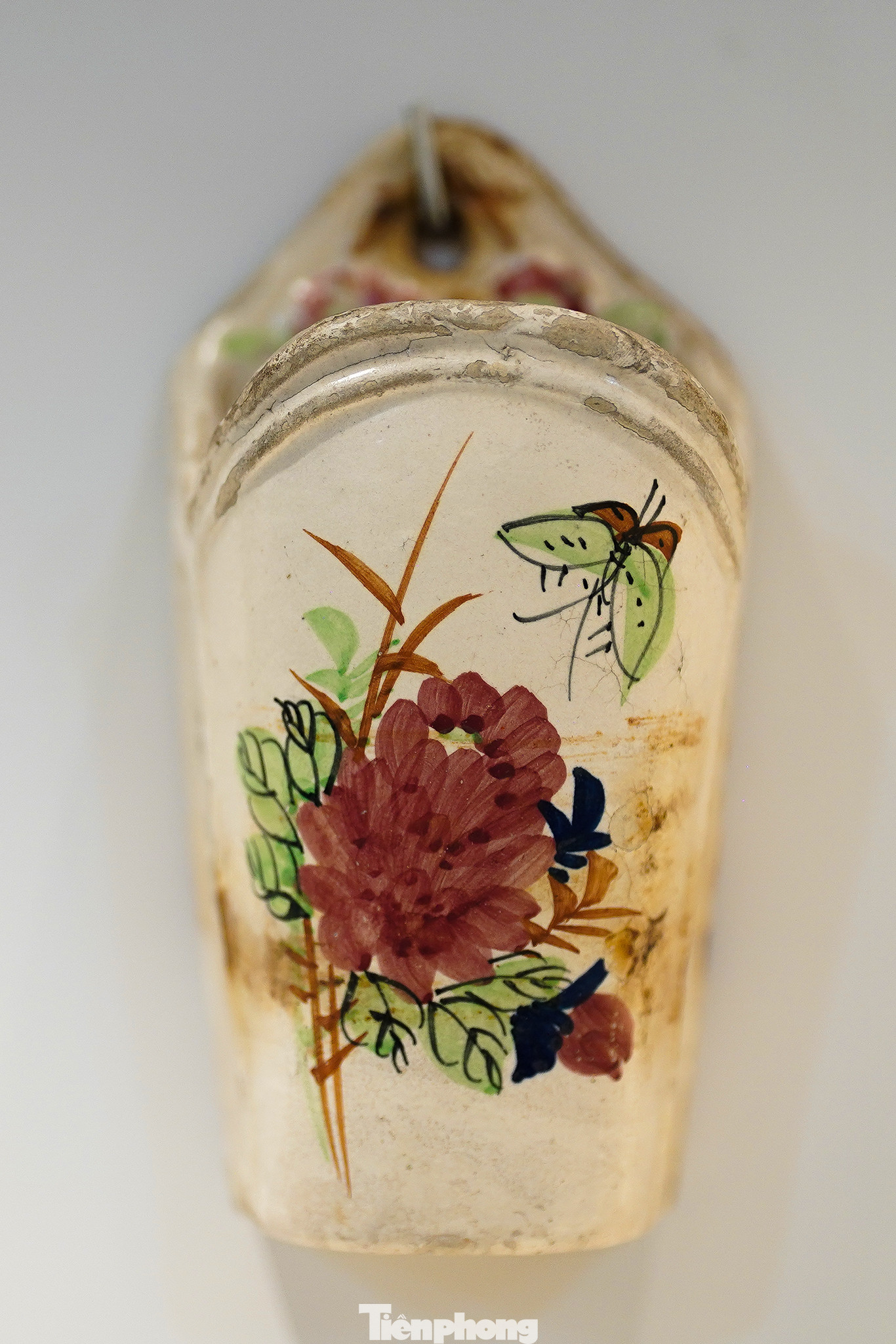 Các mảng màu của chiếc ống đũa treo tường cuốn hút mọi ánh nhìn của khách tham quan.