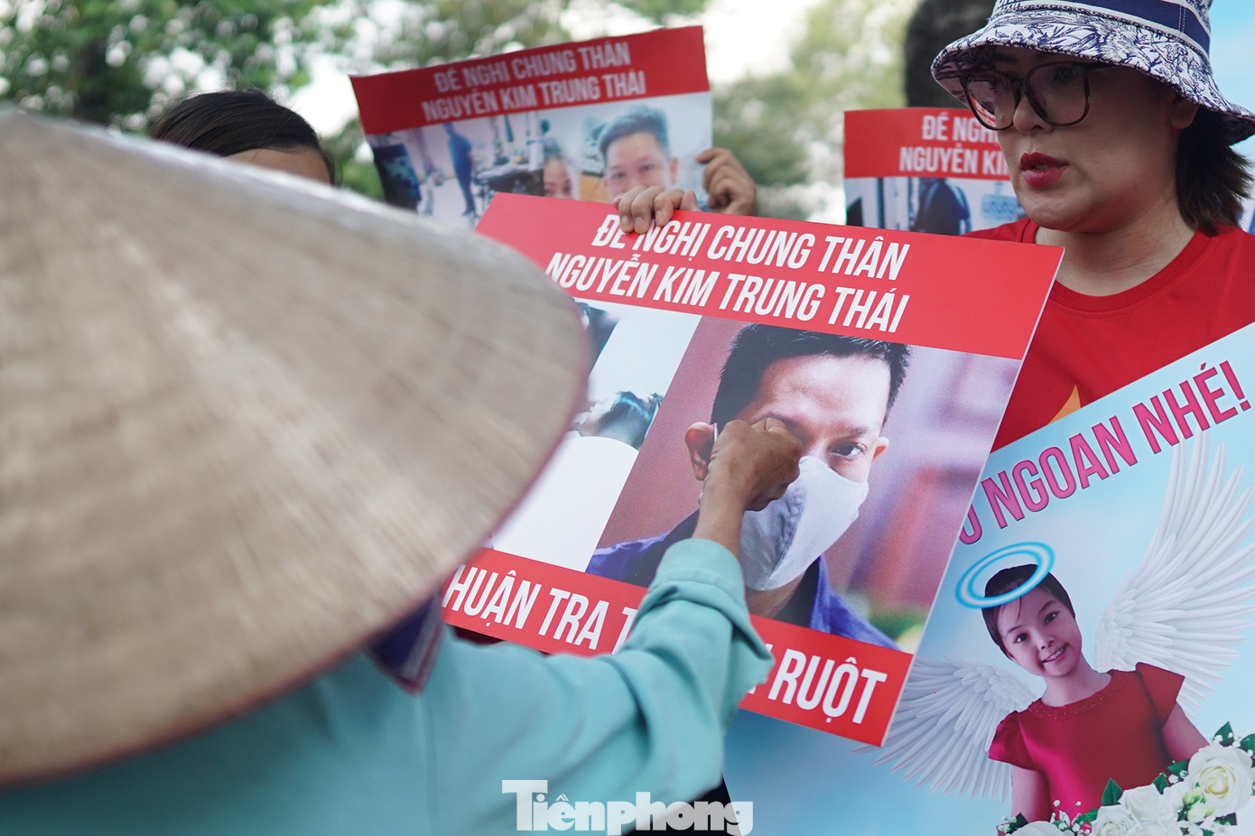 Có người còn vung tay đấm thẳng vào chân dung của cha đẻ bé Vân An, bị cáo Nguyễn Kim Trung Thái.