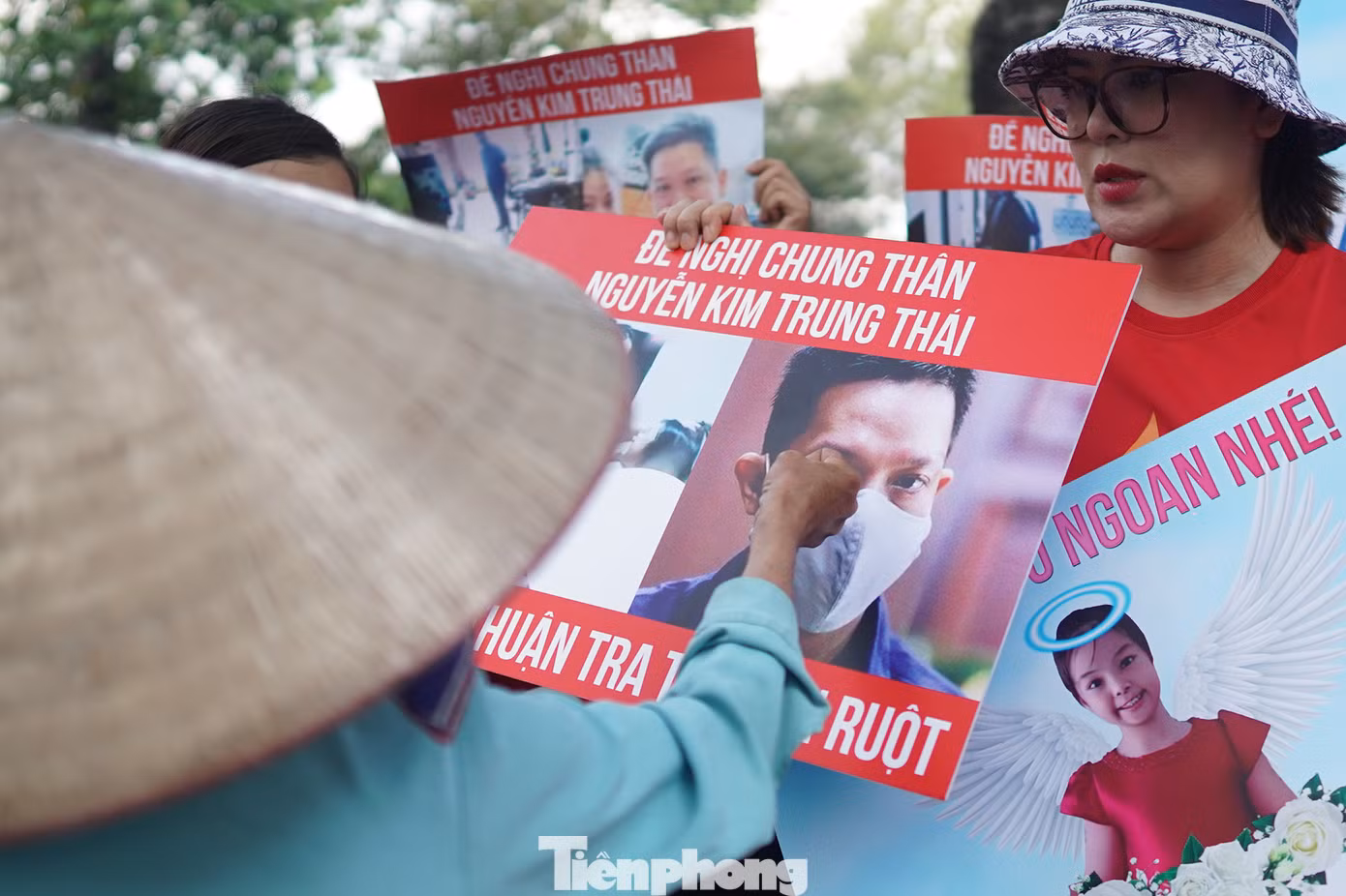 Có người còn vung tay đấm thẳng vào chân dung của cha đẻ bé Vân An, bị cáo Nguyễn Kim Trung Thái.