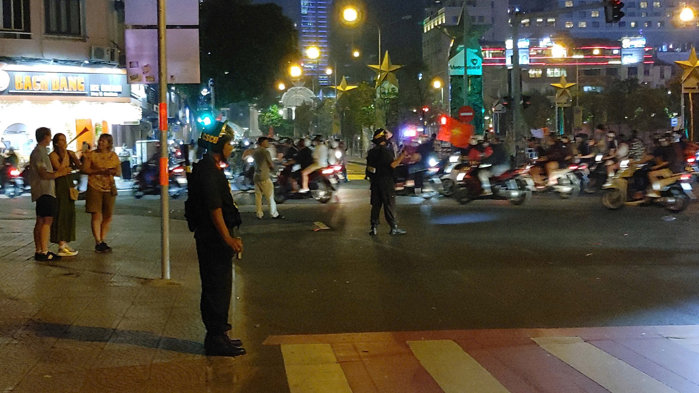 Lực lượng an ninh chốt chặn, giám sát đoàn người xuống đường ăn mừng. Lực lượng an ninh chốt chặn, giám sát đoàn người xuống đường ăn mừng.