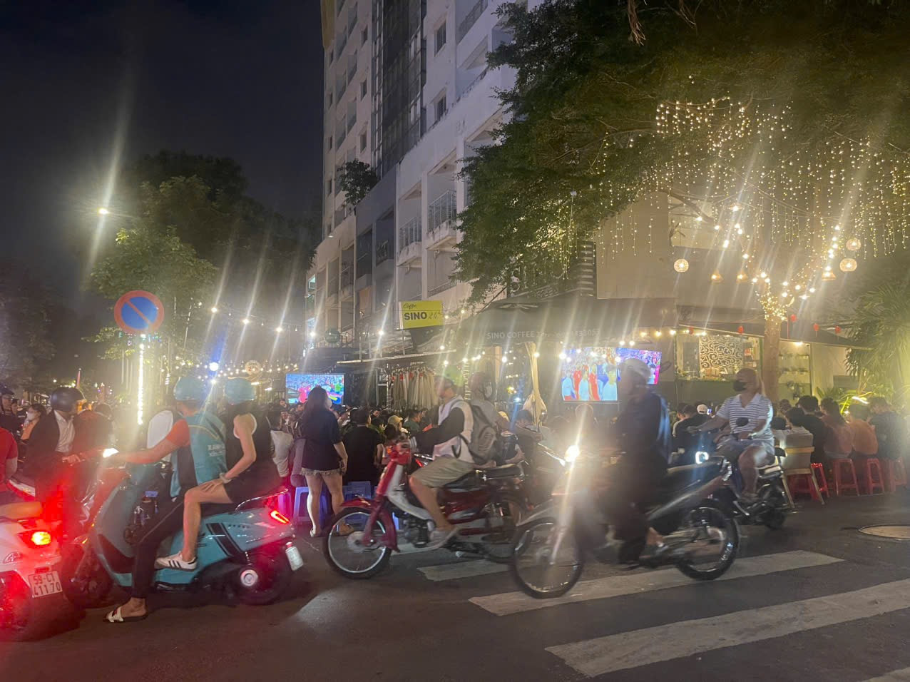 Người hâm mộ ra các quán cà phê có màn chiếu để cổ vũ đội tuyển Việt Nam đối đầu với Thái Lan. Người hâm mộ ra các quán cà phê có màn chiếu để cổ vũ đội tuyển Việt Nam đối đầu với Thái Lan.