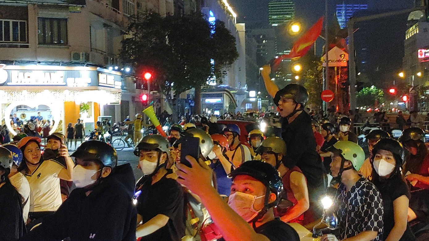 Theo ghi nhận, một số trường hợp quá khích, không tuân thủ luật giao thông cũng bị CSGT xử phạt nghiêm. Theo ghi nhận, một số trường hợp quá khích, không tuân thủ luật giao thông cũng bị CSGT xử phạt nghiêm.