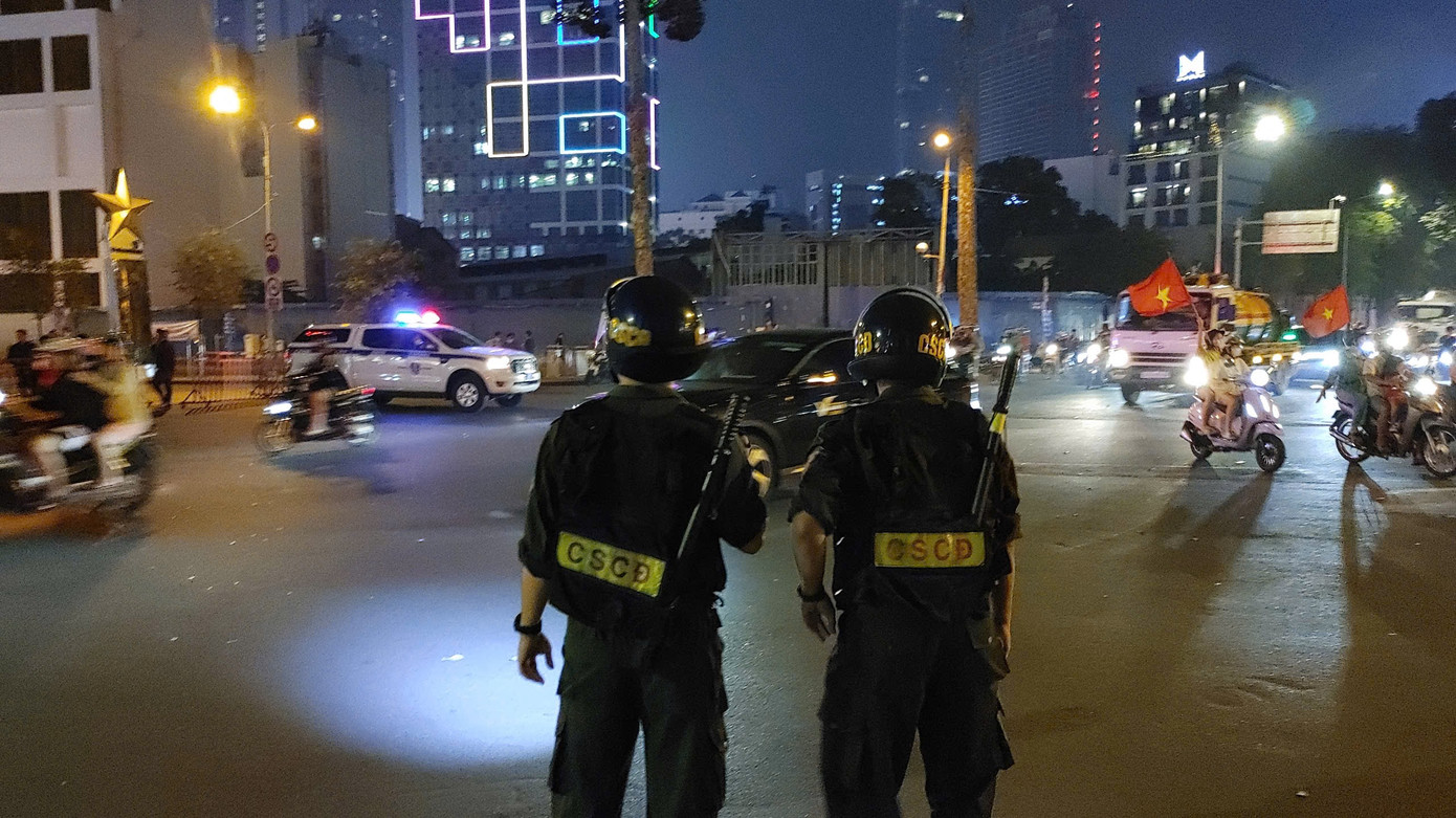 Lực lượng an ninh chốt chặn, giám sát đoàn người xuống đường ăn mừng. Lực lượng an ninh chốt chặn, giám sát đoàn người xuống đường ăn mừng.