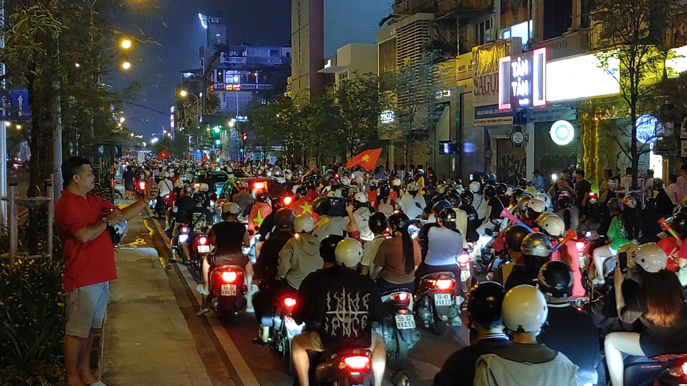 Trọng tài nổi hồi còi kết thúc trận chung kết lượt đi với chiến thắng 2-1 của đội tuyển Việt Nam, người hâm mộ cũng đổ ra đường ăn mừng. Trọng tài nổi hồi còi kết thúc trận chung kết lượt đi với chiến thắng 2-1 của đội tuyển Việt Nam, người hâm mộ cũng đổ ra đường ăn mừng.